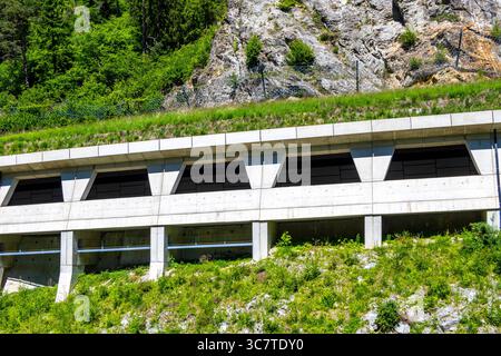 Tunnel autostradale ai piedi della montagna vista dall'esterno nel distretto di Landeck Landeck Tirolo Austria. Foto Stock