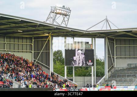 ST HELENS, INGHILTERRA - 1 AGOSTO: Un minuto di applausi si è tenuto per Ray French MBE in vista della partita Betfred Super League tra St Helens e Castleford Tigers al Totally Wicked Stadium il 1 agosto 2025 a St Helens in Inghilterra. (Foto di James Giblin) Foto Stock