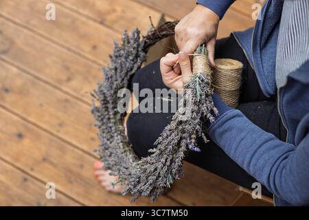 Primo piano della corona di lavanda legata Foto Stock