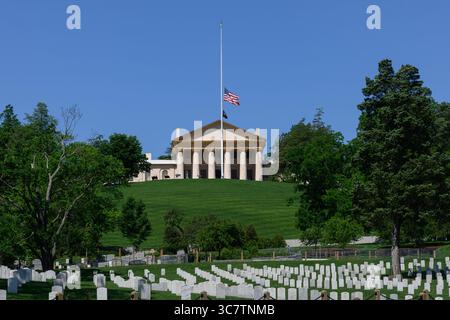 Arlington House con le stelle e le strisce a mezzo albero. Cimitero nazionale di Arlington, Arlington, Virginia, Stati Uniti Foto Stock