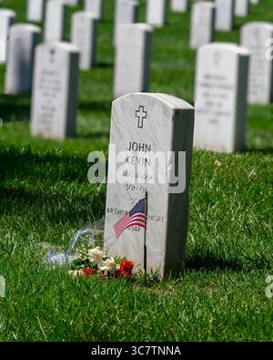 La lapide di un ufficiale tra le altre lapidi di Arlington National Cemetery, Arlington, Virginia, Stati Uniti d'America, USA. Foto Stock