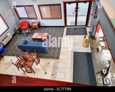 Vista dall'alto della lobby dell'hotel con reception e ingresso; vista dall'alto Foto Stock