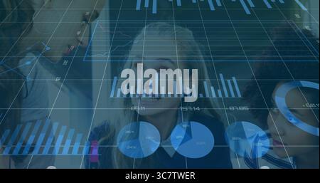 Team di dati in abbigliamento aziendale appoggiato al tavolo in ufficio, analizzando grafici di realtà aumentata Foto Stock