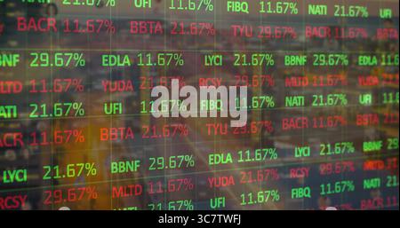 Visualizzazione di un tabellone con simboli delle azioni e variazioni percentuali nel reparto di negoziazione con dati in tempo reale Foto Stock