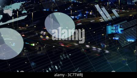 Visualizzazione di dati sovrapposti su autostrade urbane notturne, con mappa del mondo, carte, etichette e percorsi luminosi Foto Stock
