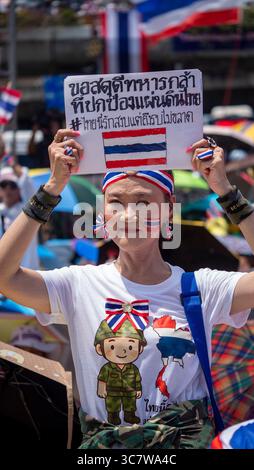 Un manifestante ha un cartello al Victory Monument di Bangkok, Thailandia. Migliaia di manifestanti hanno chiesto le dimissioni del primo ministro Paetongtarn Shinawatra, sospeso dal tribunale, in mezzo a crescenti tensioni per una disputa di confine con la Cambogia. Il raduno, organizzato da gruppi nazionalisti, mira a dimostrare sostegno ai militari e a chiedere una posizione ferma sulla sovranità nazionale. Foto Stock