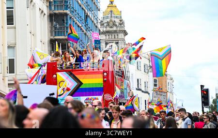 Brighton Regno Unito 2 agosto 2025 - migliaia di persone partecipano alla parata Brighton & Hove Pride e alle celebrazioni di questo fine settimana. Riconosciuto come il UKÕs Festival internazionale del Pride più popolare, Brighton & Hove Pride attrae un pubblico diversificato da tutto il mondo ed è l'attrazione turistica annuale più popolare della città: Credit Simon Dack /Alamy Live News Foto Stock