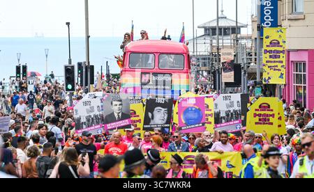 Brighton Regno Unito 2 agosto 2025 - migliaia di persone partecipano alla parata Brighton & Hove Pride e alle celebrazioni di questo fine settimana. Riconosciuto come il UKÕs Festival internazionale del Pride più popolare, Brighton & Hove Pride attrae un pubblico diversificato da tutto il mondo ed è l'attrazione turistica annuale più popolare della città: Credit Simon Dack /Alamy Live News Foto Stock