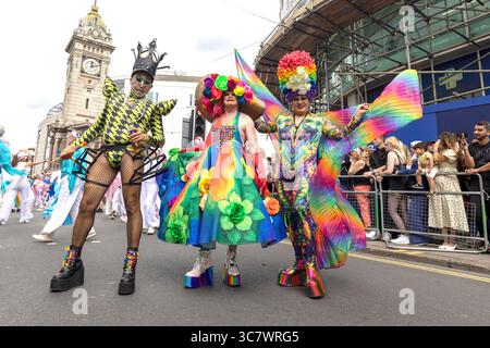 Brighton, città di Brighton & Hove, East Sussex, Regno Unito. Brighton Pride 2025 Parade, dove migliaia di sostenitori hanno applaudito lungo il percorso. 2 agosto 2025 David Smith/Alamy Foto Stock