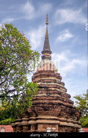 Vista verticale dell'antico tempio Chedi di Wat Jetli a Chiang mai, Thailandia Foto Stock