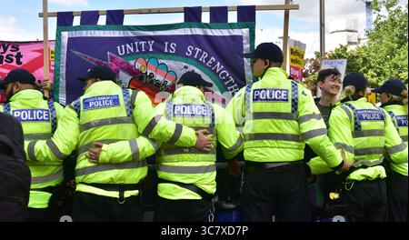 Manchester, Regno Unito, 2 agosto 2025. Il primo marzo della Gran Bretagna di circa 600 persone "To Demand Remigration" è iniziato da vicino a Piccadilly Station, Manchester, Regno Unito, a piedi fino a St Peter's Square. I critici affermano che Britain First è un gruppo di estrema destra, anti-musulmana, anti-immigranti fondato nel 2011 da ex membri del British National Party. Il gruppo Stand Up to Racism tenne una manifestazione come contro protesta. Un gran numero di poliziotti teneva separati i due lati. La polizia collega le armi per fermare i manifestanti che sfondano la loro linea. Crediti: Terry Waller/Alamy Live News Foto Stock