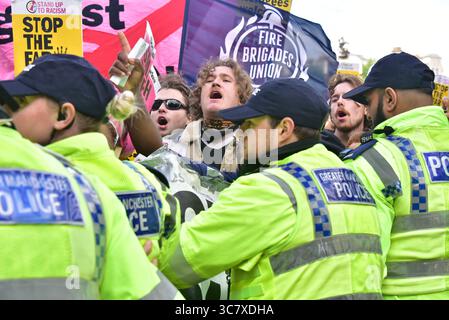 Manchester, Regno Unito, 2 agosto 2025. Il primo marzo della Gran Bretagna di circa 600 persone "To Demand Remigration" è iniziato da vicino a Piccadilly Station, Manchester, Regno Unito, a piedi fino a St Peter's Square. I critici affermano che Britain First è un gruppo di estrema destra, anti-musulmana, anti-immigranti fondato nel 2011 da ex membri del British National Party. Il gruppo Stand Up to Racism tenne una manifestazione come contro protesta. Un gran numero di poliziotti teneva separati i due lati. La polizia lotta per fermare i manifestanti contrapposti che sfondano la loro linea. Crediti: Terry Waller/Alamy Live News Foto Stock