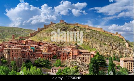 Vista panoramica della città vecchia con le sue mura arabe, Albarracin, Aragona, Spagna Foto Stock
