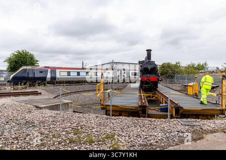 Derby, Regno Unito. 1 agosto 2025. Il vecchio incontra il nuovo: Il serbatoio di carbone LNWR Webb n. 1054 si accende sul giradischi con Cross Country Voyager 220 sullo sfondo al The Greatest Gathering come parte della ferrovia 200. Crediti: Neil Terry/Alamy Live News Foto Stock