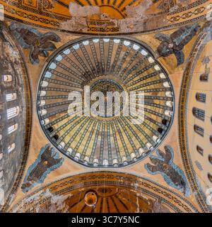 Intricata cupola interna di Santa Sofia, Istanbul - Dettagli architettonici islamici e bizantini Foto Stock
