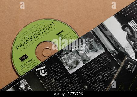 CD della colonna sonora di Frankenstein di Mary Shelley con libretto contenente scene del film, isolate su sfondo vuoto Foto Stock