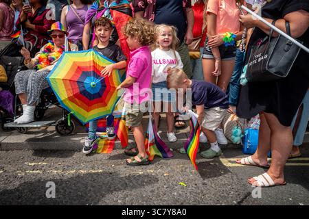 Brighton, 2 agosto 2025: L'annuale parata del Pride a Brighton questo pomeriggio Foto Stock