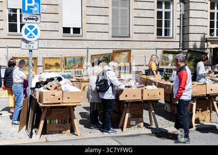 Berlino, Berlino, Germania. 2 agosto 2025. Gli acquirenti curiosano tra i prodotti d'epoca e le opere d'arte incorniciate al Berliner Troedelmarkt il 2 agosto 2025, uno dei mercati delle pulci più famosi di Berlino, situato lungo StraÃŸe des 17. Juni. I venditori offrono oggetti d'antiquariato, oggetti da collezione di seconda mano e classici dipinti ad olio sotto il sole estivo, mentre la gente del posto e i turisti cercano occasioni. Il mercato settimanale all'aperto è stato a lungo un punto di riferimento culturale nella capitale tedesca, mescolando nostalgia con la vivace vita di strada di Berlino. Crediti: ZUMA Press, Inc./Alamy Live News Foto Stock