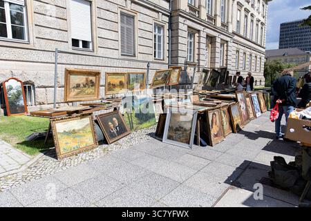Berlino, Berlino, Germania. 2 agosto 2025. Gli acquirenti curiosano tra i prodotti d'epoca e le opere d'arte incorniciate al Berliner Troedelmarkt il 2 agosto 2025, uno dei mercati delle pulci più famosi di Berlino, situato lungo StraÃŸe des 17. Juni. I venditori offrono oggetti d'antiquariato, oggetti da collezione di seconda mano e classici dipinti ad olio sotto il sole estivo, mentre la gente del posto e i turisti cercano occasioni. Il mercato settimanale all'aperto è stato a lungo un punto di riferimento culturale nella capitale tedesca, mescolando nostalgia con la vivace vita di strada di Berlino. Crediti: ZUMA Press, Inc./Alamy Live News Foto Stock
