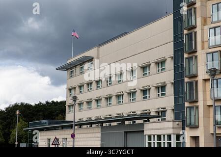 Berlino, Berlino, Germania. 2 agosto 2025. La bandiera degli Stati Uniti vola sopra l'ambasciata americana a Berlino il 2 agosto 2025, sotto cieli oscuranti. Crediti: ZUMA Press, Inc./Alamy Live News Foto Stock