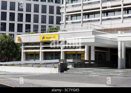 Berlino, Berlino, Germania. 2 agosto 2025. L'esterno di una filiale di Postbank a Berlino, Germania, il 2 agosto 2025, combinando l'architettura modernista con il caratteristico marchio giallo della banca. Crediti: ZUMA Press, Inc./Alamy Live News Foto Stock