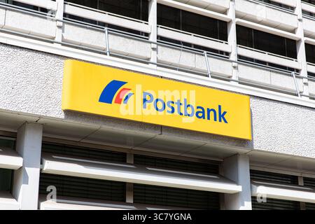 Berlino, Berlino, Germania. 2 agosto 2025. L'esterno di una filiale di Postbank a Berlino, Germania, il 2 agosto 2025, combinando l'architettura modernista con il caratteristico marchio giallo della banca. Crediti: ZUMA Press, Inc./Alamy Live News Foto Stock