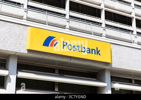 Berlino, Berlino, Germania. 2 agosto 2025. L'esterno di una filiale di Postbank a Berlino, Germania, il 2 agosto 2025, combinando l'architettura modernista con il caratteristico marchio giallo della banca. Crediti: ZUMA Press, Inc./Alamy Live News Foto Stock