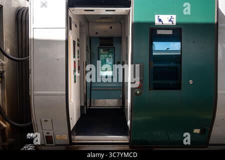 25 luglio 2025 Cork, Irlanda Un moderno interno del treno con porta aperta migliora l'accessibilità e il comfort per i viaggiatori Foto Stock