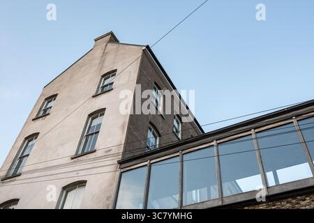 25 luglio 2025 Cork, Irlanda questo articolo esplora l'architettura urbana unica caratterizzata da un'elegante estensione in vetro Foto Stock