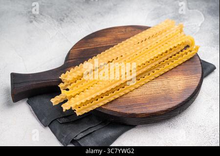 Delicati spaghetti crudi di alla mafala, perfetti per condire con ingredienti freschi e salse. sfondo bianco. vista dall'alto. Foto Stock