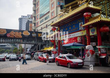Colorato ingresso al mercato di Petaling Street a Chinatown, Kuala Lumpur, Malesia Foto Stock