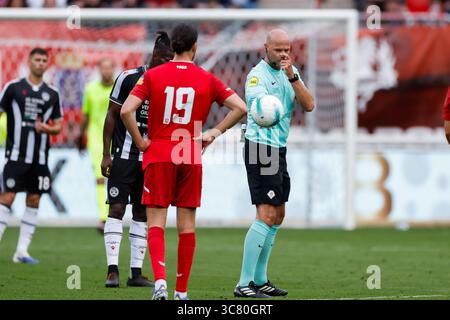 L'arbitro Rob Dieperink durante l'amichevole di pre-stagione tra FC Twente e Udinese a De Grolsch veste il 2 agosto 2025 a Enschede, Paesi Bassi Foto Stock