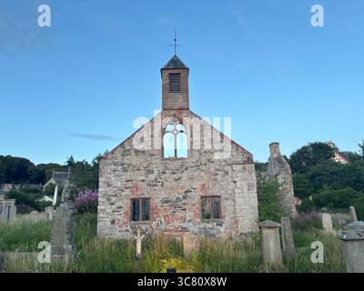 Le suggestive rovine della medievale Old Kirk (St Mary of Wedale) a Stow, abbandonate dal 1876, adagiate tra pietre intemprate e erbose kirkyard Foto Stock