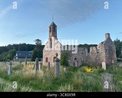 Le suggestive rovine della medievale Old Kirk (St Mary of Wedale) a Stow, abbandonate dal 1876, adagiate tra pietre intemprate e erbose kirkyard Foto Stock
