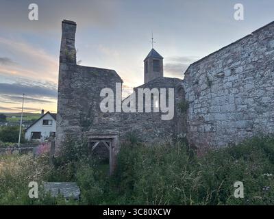 Le suggestive rovine della medievale Old Kirk (St Mary of Wedale) a Stow, abbandonate dal 1876, adagiate tra pietre intemprate e erbose kirkyard Foto Stock
