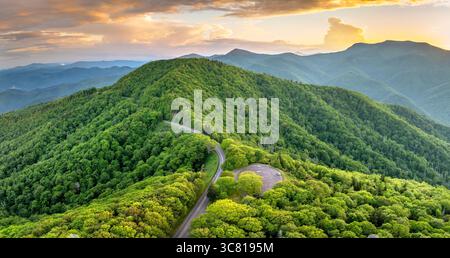 Viaggio su strada tra i monti Appalachi. Il monte Mitchell si affaccia sulla strada panoramica con boschi e natura nella stagione estiva. Splendida natura del North Carolina Foto Stock