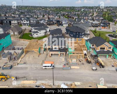 Calgary, Alberta - 1 agosto 2025: Veduta aerea della nuova costruzione di abitazioni ad Aspen Estates. Foto Stock