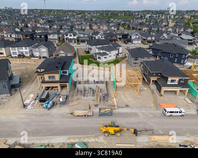 Calgary, Alberta - 1 agosto 2025: Veduta aerea della nuova costruzione di abitazioni ad Aspen Estates. Foto Stock