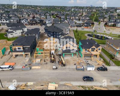 Calgary, Alberta - 1 agosto 2025: Veduta aerea della nuova costruzione di abitazioni ad Aspen Estates. Foto Stock