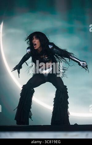 Brighton, East Sussex, Regno Unito. 2 agosto 2025. La cantautrice svedese Loreen si esibisce al Brighton Pride, Regno Unito, il 2 agosto 2025. Loreen, che il vero nome è Lorine Zineb Nora Talaoui, è la due volte vincitrice dell’Eurovision Song Contest, con ‘Euphoria’ nel 2012, e ‘Tattoo’ più di dieci anni dopo nel 2023. Crediti: Francesca Moore/Alamy Live News Foto Stock