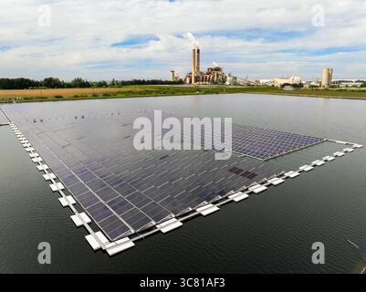 Vista dall'alto dell'impianto fotovoltaico galleggiante con molte file di pannelli solari per la produzione di energia elettrica pulita. Concetto di rinnovabile Foto Stock