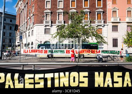 Milano, Italia. 2 agosto 2025. Ferma il genocidio. Basta morire di fame a Gaza. Fine dell'assedio. Lasciate che l'Aidentatore umanitario entri nella Striscia di Gaza. Raduno pro-Palestina a Milano. Milano, Italia. 2 agosto 2025 credito: Uara/Alamy Live News Foto Stock