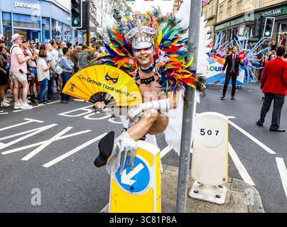 Brighton, East Sussex, Regno Unito. 2 agosto 2025. Il Brighton Pride 2025 ha visto decine di migliaia di persone riunirsi nella città costiera di Brighton, nell'East Sussex, per la parata e il festival annuale LGBTQ+ Pride. L'evento, che si è tenuto sabato 2 agosto 2025, ha caratterizzato costumi vivaci, carri allegorici della comunità, musica dal vivo e messaggi politici a sostegno dei diritti LGBTQ+ e dell'uguaglianza. Il percorso della parata attraversava il centro della città e si concludeva con le celebrazioni a Preston Park. Brighton Pride è uno dei più grandi eventi del Regno Unito e continua a richiamare l'attenzione nazionale e internazionale. Crediti: Sussex News/Alamy Liv Foto Stock