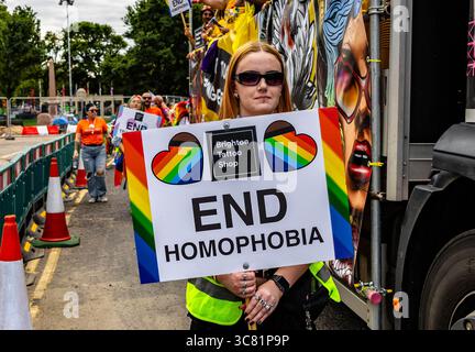 Brighton, East Sussex, Regno Unito. 2 agosto 2025. Il Brighton Pride 2025 ha visto decine di migliaia di persone riunirsi nella città costiera di Brighton, nell'East Sussex, per la parata e il festival annuale LGBTQ+ Pride. L'evento, che si è tenuto sabato 2 agosto 2025, ha caratterizzato costumi vivaci, carri allegorici della comunità, musica dal vivo e messaggi politici a sostegno dei diritti LGBTQ+ e dell'uguaglianza. Il percorso della parata attraversava il centro della città e si concludeva con le celebrazioni a Preston Park. Brighton Pride è uno dei più grandi eventi del Regno Unito e continua a richiamare l'attenzione nazionale e internazionale. Crediti: Sussex News/Alamy Liv Foto Stock