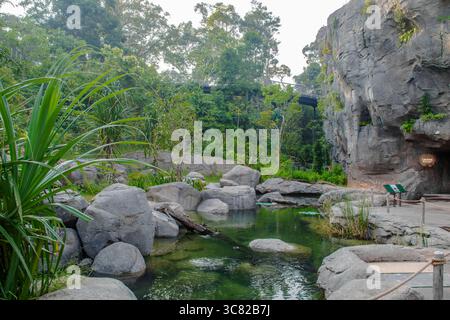 Singapore 21 giugno 2025: The Entry Gorge of Rainforest Wild Asia, il 5° zoo di Singapore, il primo parco avventura di fauna selvatica dell'Asia. Foto Stock