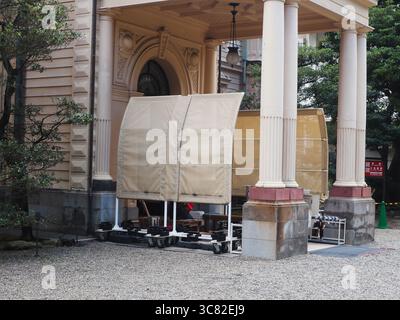 TOKYO, GIAPPONE - 2 agosto 2025: Ingresso all'ex casa della famiglia Iwasaki. Ci sono delle sfumature di sole intorno ad esso in una giornata calda. Foto Stock