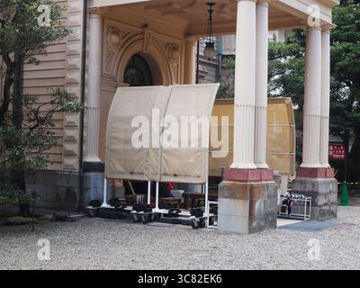 TOKYO, GIAPPONE - 2 agosto 2025: Dettaglio di un ingresso all'ex casa della famiglia Iwasaki. Ci sono delle sfumature di sole intorno ad esso in una giornata calda. Foto Stock