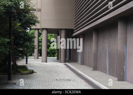 TOKYO, GIAPPONE - 1 agosto 2025: Dettaglio del Teatro Nazionale del Giappone. Ha chiuso nel 2023. Foto Stock