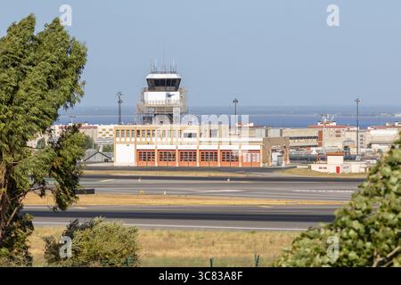 Torre di controllo dell'aeroporto humberto delgado di Lisbona che gestisce il traffico aereo sotto il cielo blu in portogallo Foto Stock