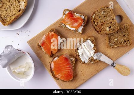 Panini di salmone leggermente salati su un tavolo di legno Foto Stock